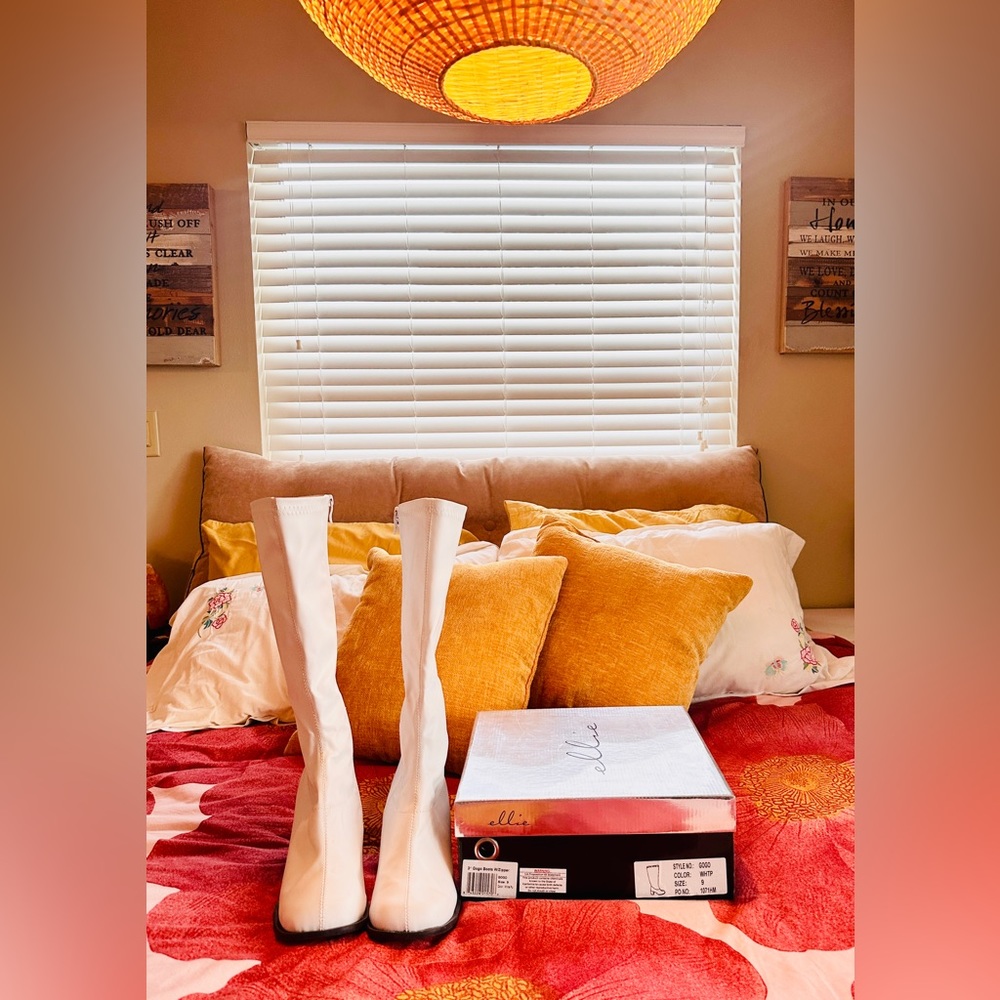 Ellie White Zip-Up Gogo Boots